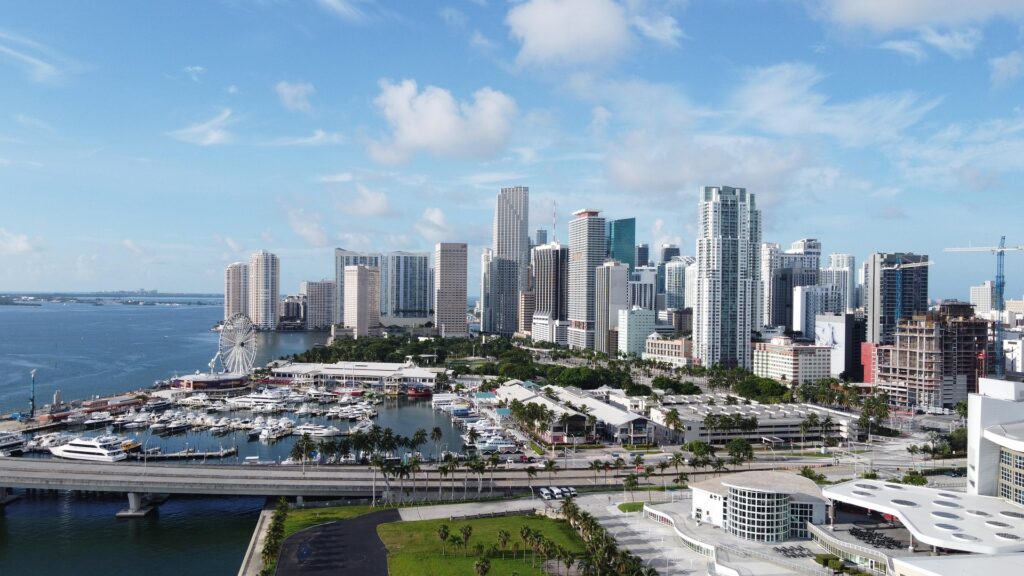 Alugar ou Comprar? Decisões Inteligentes em Miami e Chicago